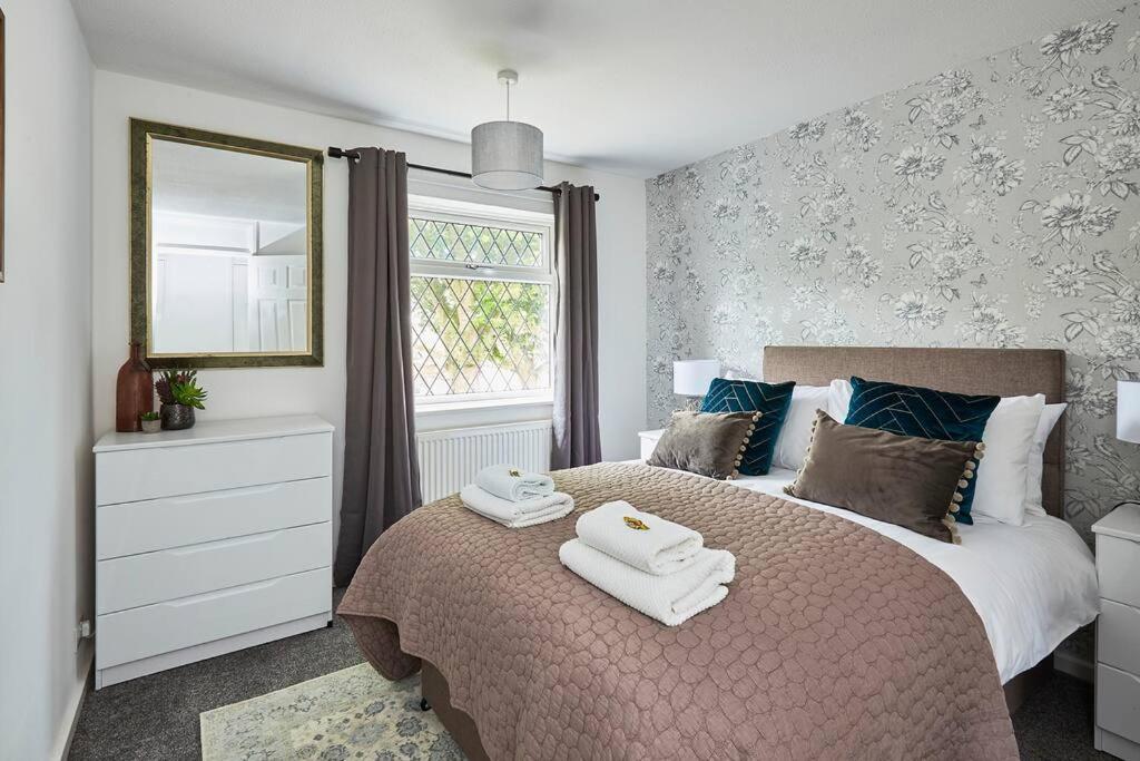 une chambre avec un lit avec deux serviettes dessus dans l'établissement Fantastic 3 bedroom property, à Halifax