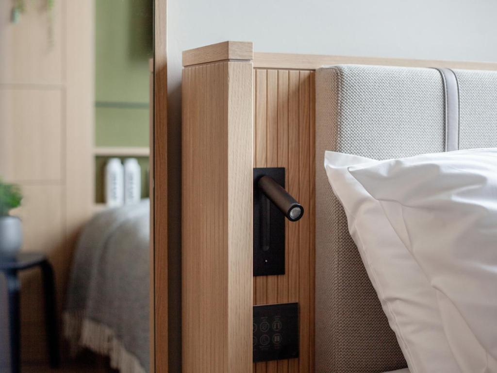 Una cama o camas en una habitación de Wren Urban Nest