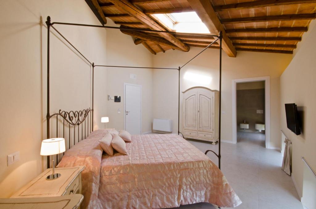 A bed or beds in a room at Villa del Sole Siena