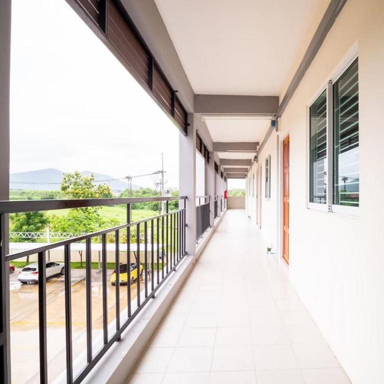 Balkón nebo terasa v ubytování Ek Residence Banchang City