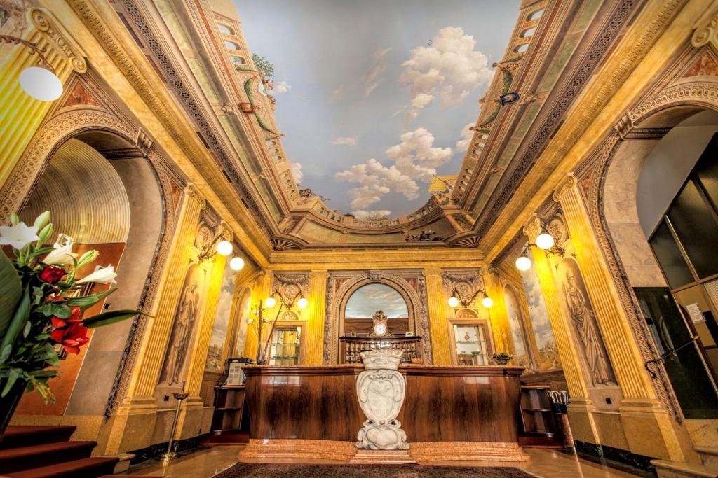 een lobby van een gebouw met een plafond bij Hotel Colomba d'Oro in Verona