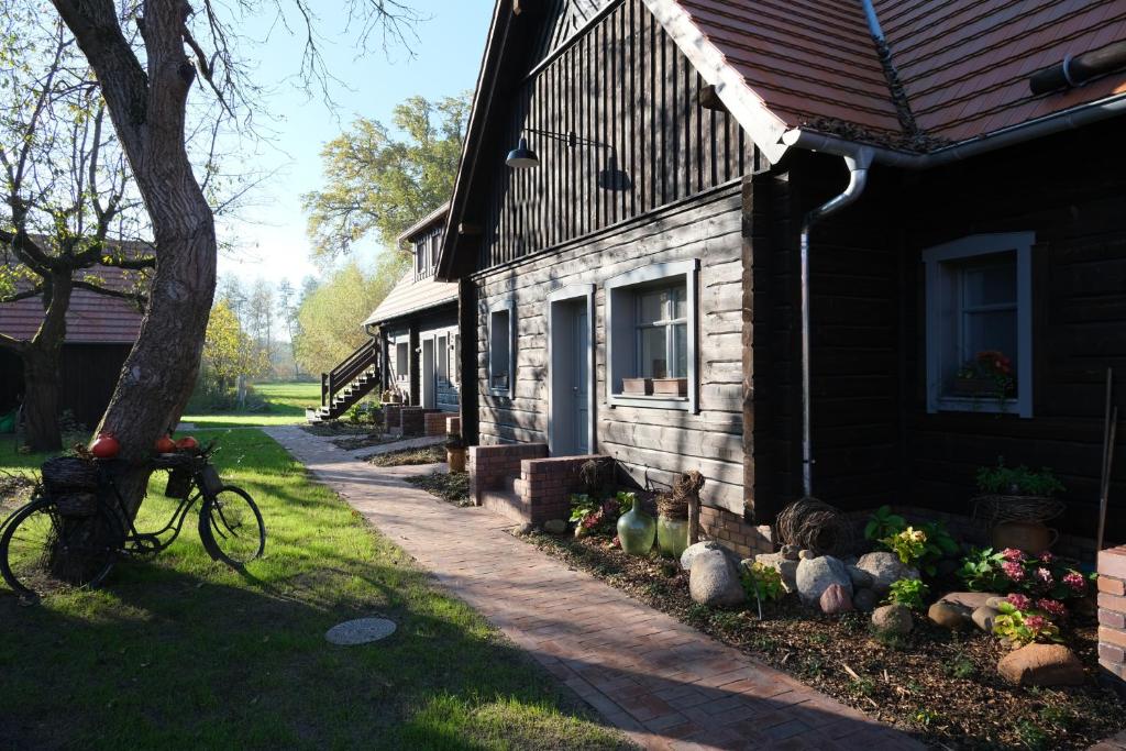 ein Haus mit einem davor geparkt in der Unterkunft HOFSTELLE No. 133 in Burg