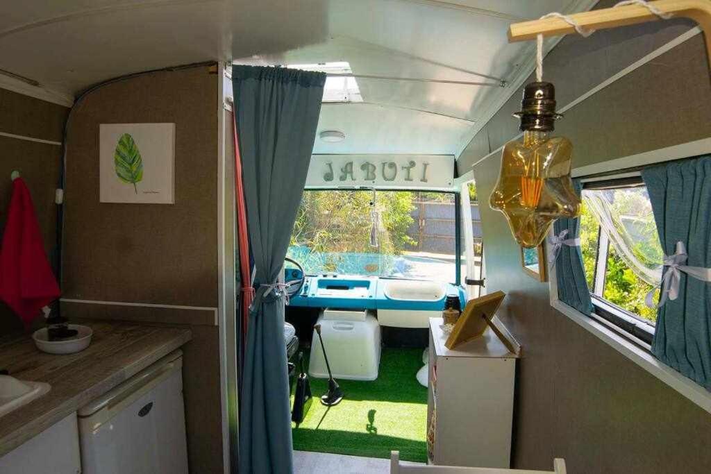 Kuchyň nebo kuchyňský kout v ubytování JABUTI Autocaravana con porche y aparcamiento