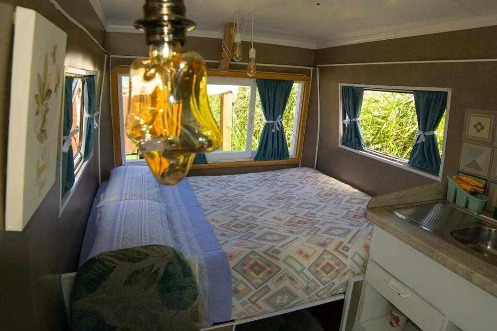 Postel nebo postele na pokoji v ubytování JABUTI Autocaravana con porche y aparcamiento