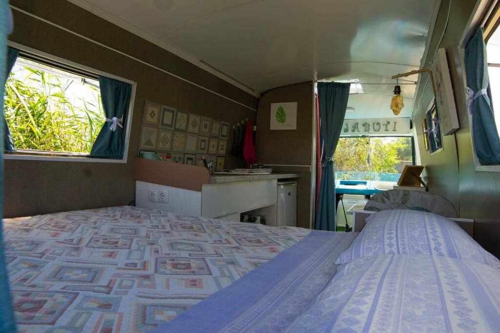 Postel nebo postele na pokoji v ubytování JABUTI Autocaravana con porche y aparcamiento