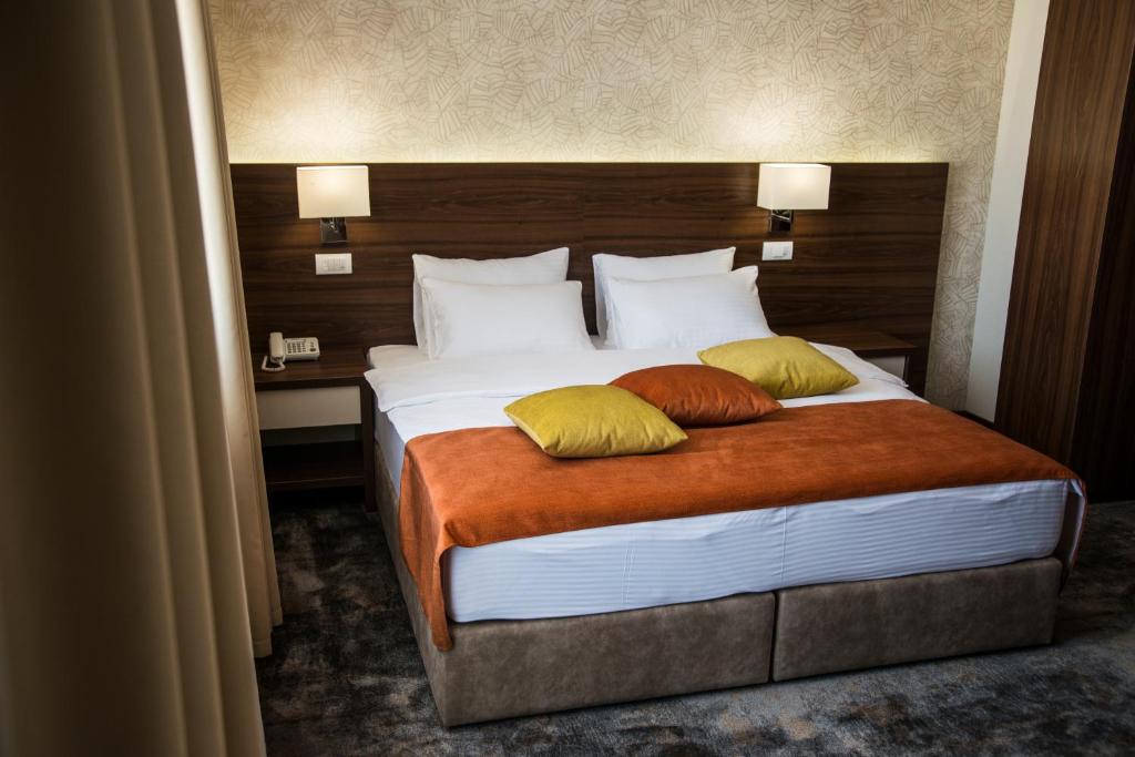 Postel nebo postele na pokoji v ubytování Hotel Marshal Garni