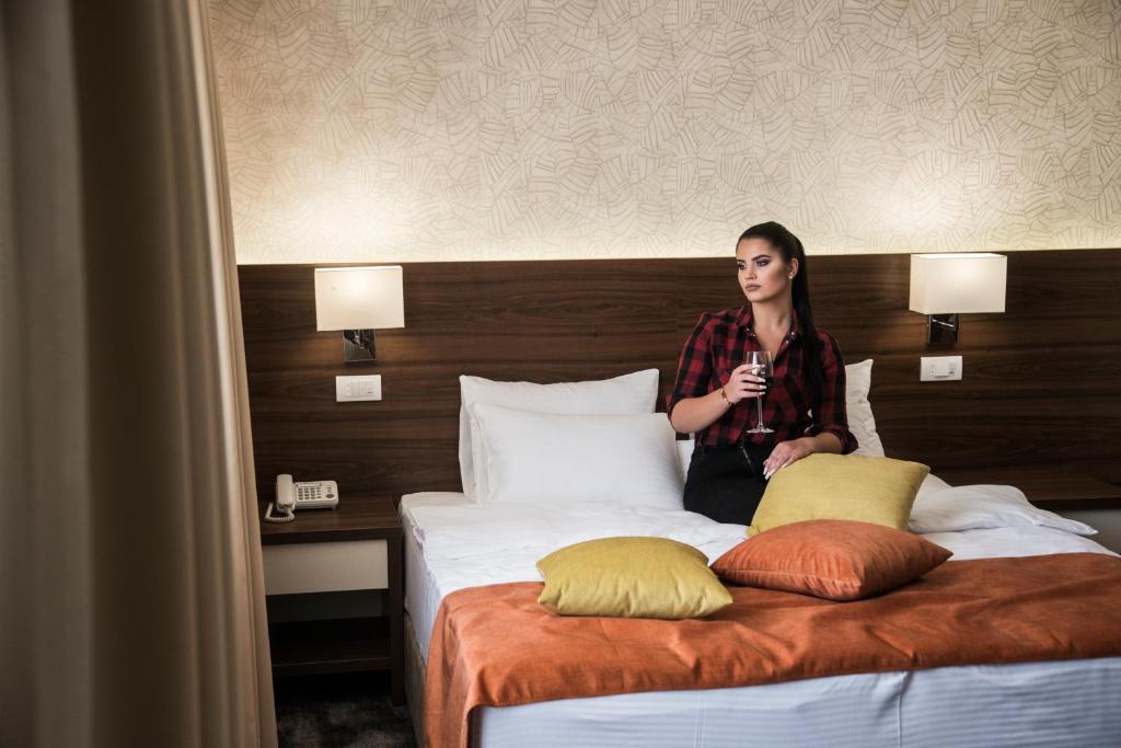 Postel nebo postele na pokoji v ubytování Hotel Marshal Garni