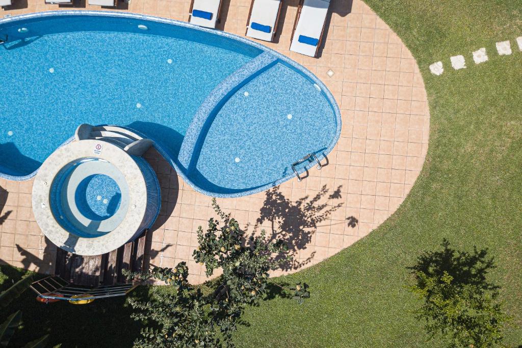 una vista aérea de una piscina en un complejo en Lilium Villa, summer aroma, By ThinkVilla en Perama