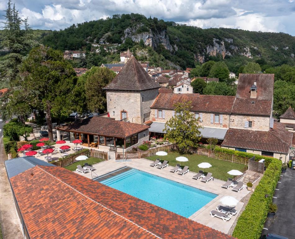 eine Luftansicht eines Hauses mit Pool in der Unterkunft Hôtel Spa La Truite Dorée in Vers