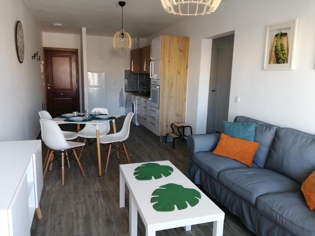 sala de estar con sofá y mesa en Elcano by Best Holidays Fuerteventura en Corralejo