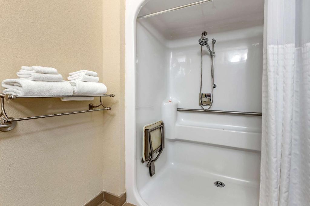 Koupelna v ubytování Comfort Inn La Porte