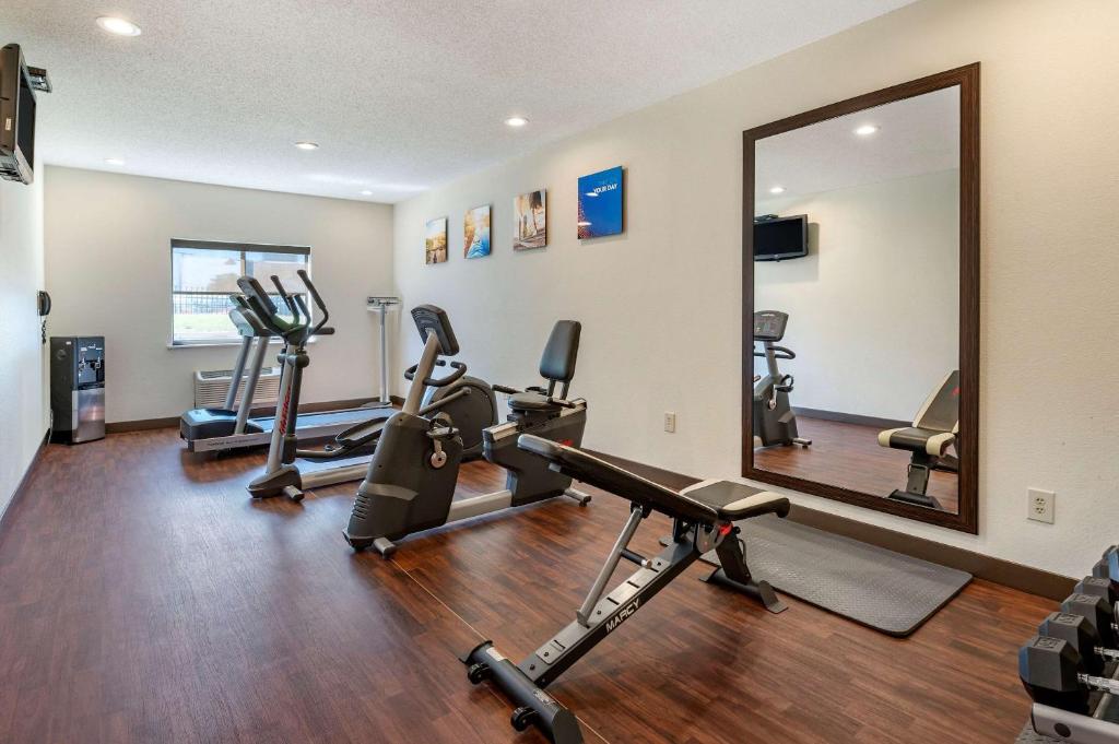 Fitness centrum a/nebo fitness zařízení v ubytování Comfort Inn La Porte