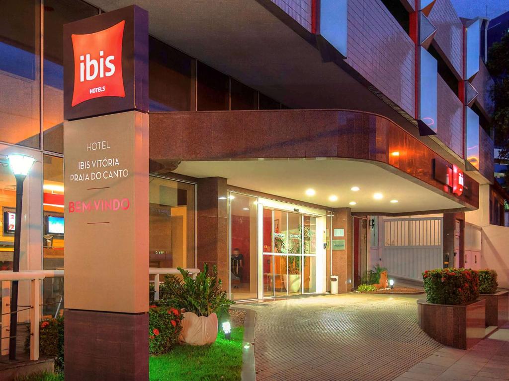 a building with a sign in front of it at ibis Vitoria Praia do Canto in Vitória