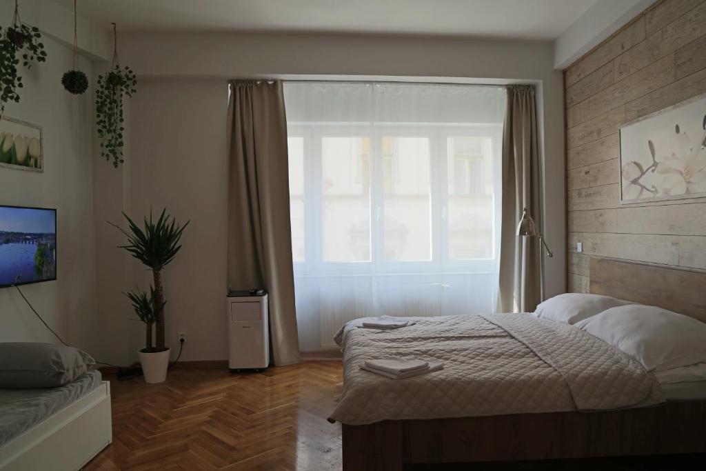 Postel nebo postele na pokoji v ubytování Charles Square Apartments