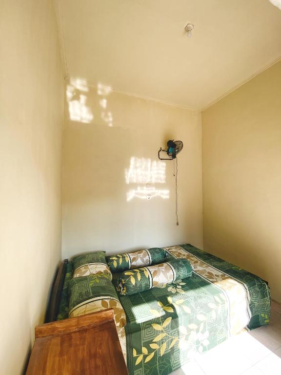 Postel nebo postele na pokoji v ubytování Sadewa homestay batukaras