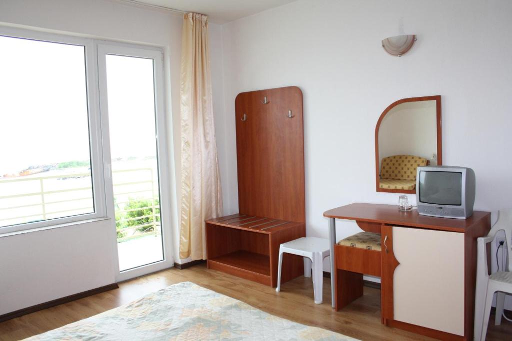 TV a/nebo společenská místnost v ubytování Harmony Beach Family Hotel
