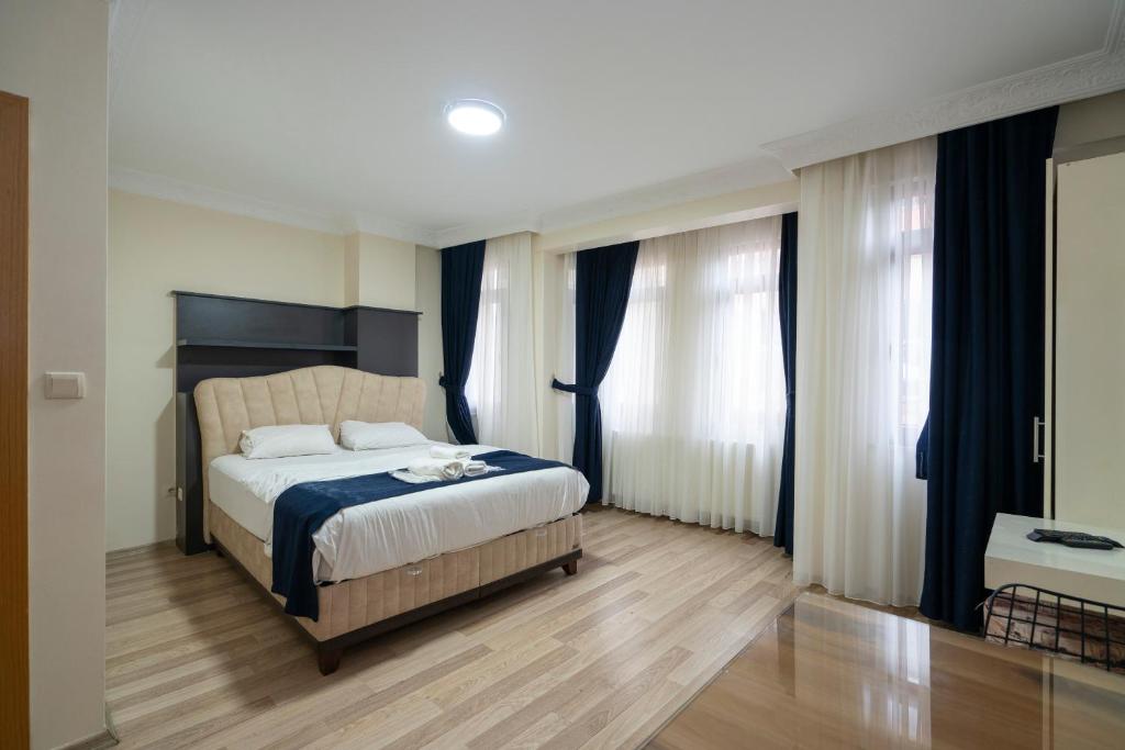 a bedroom with a bed with a blue and white blanket at Asteria House in Istanbul