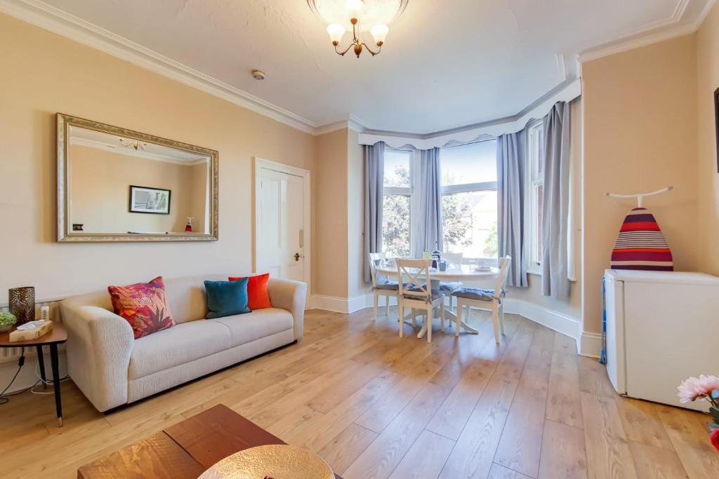 A seating area at Spacious Apartment In The Heart Of Ealing Broadway