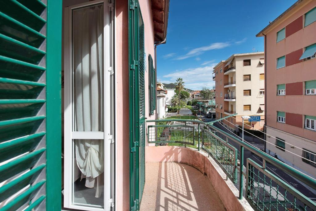 an open window on a building with a balcony at Bilocale Cilea con balcone in Varazze