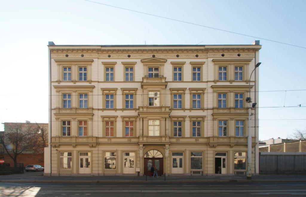 un grand bâtiment en face d'une rue dans l'établissement Vanilla Hostel Wrocław, à Wrocław