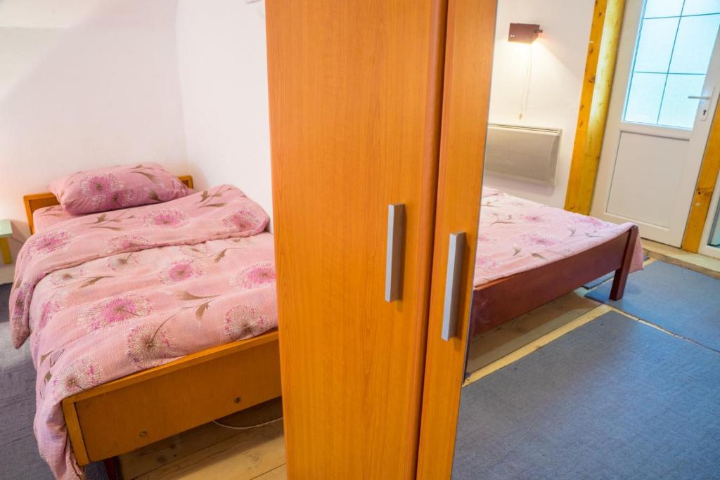 Postel nebo postele na pokoji v ubytování Family farm Jezera