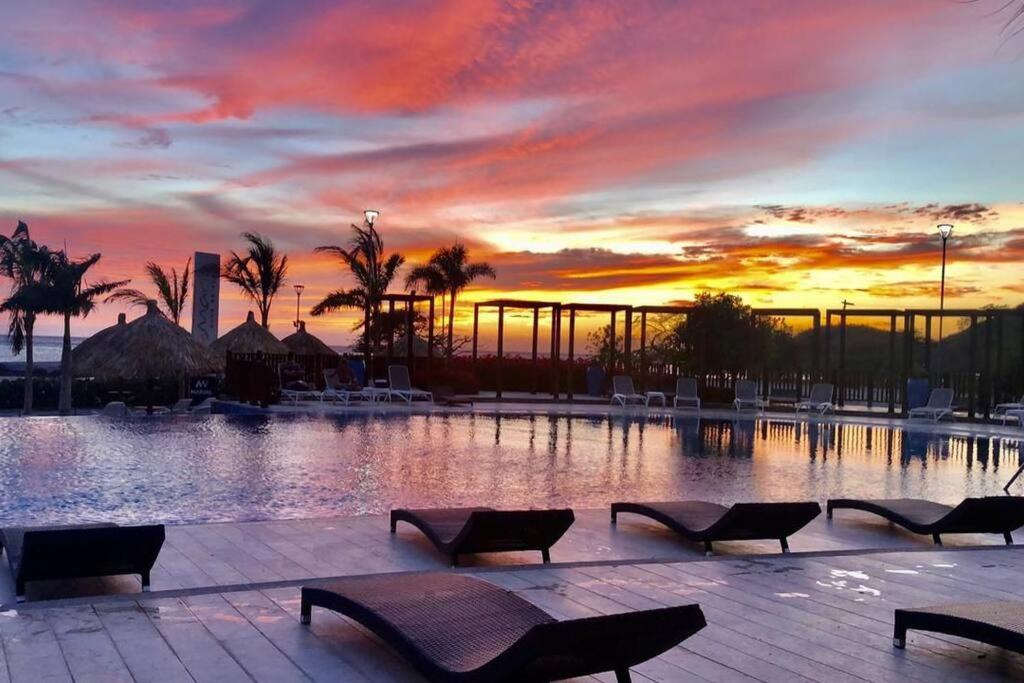 Východ nebo západ slunce při pohledu z apartmánu nebo okolí