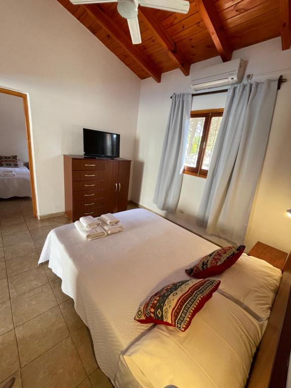 Hotel del Sol Cafayate tesisinde bir odada yatak veya yataklar