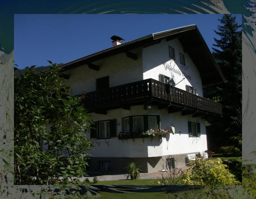 ein großes weißes Gebäude mit Balkon in der Unterkunft Gästehaus Maria in Steinach am Brenner