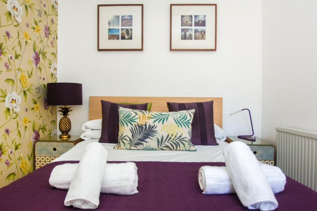 Un dormitorio con una cama con sábanas y almohadas blancas. en Cannon Place - Central - by Brighton Holiday Lets, en Brighton & Hove
