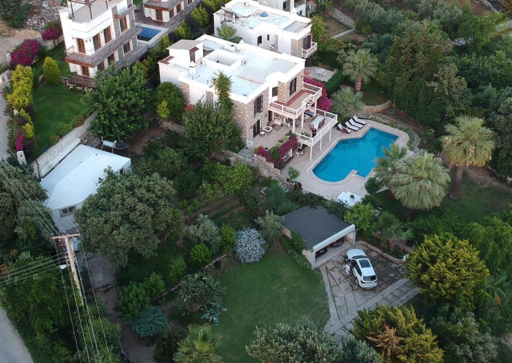 博德魯姆的住宿－Muhafazakar Aileye Tam Korunaklı Özel Havuzlu Malikane 8+2，享有带游泳池的大房子的空中景致