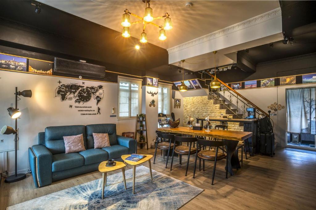 un soggiorno con divano e tavolo di 123 Cheers Hostel a Città di Hualien