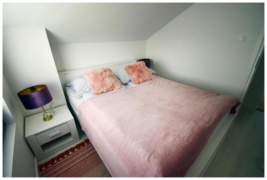 Ein Bett oder Betten in einem Zimmer der Unterkunft Krzaczasty Zakątek