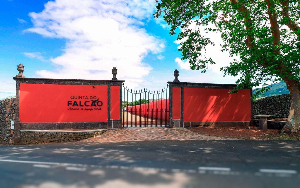 un cancello di un cancello rosso con una recinzione di QUINTA DO FALCÃO a Almagreira
