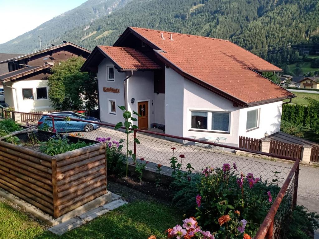 ein Haus mit Garten davor in der Unterkunft Haus Edelweiss Mölltal in Flattach