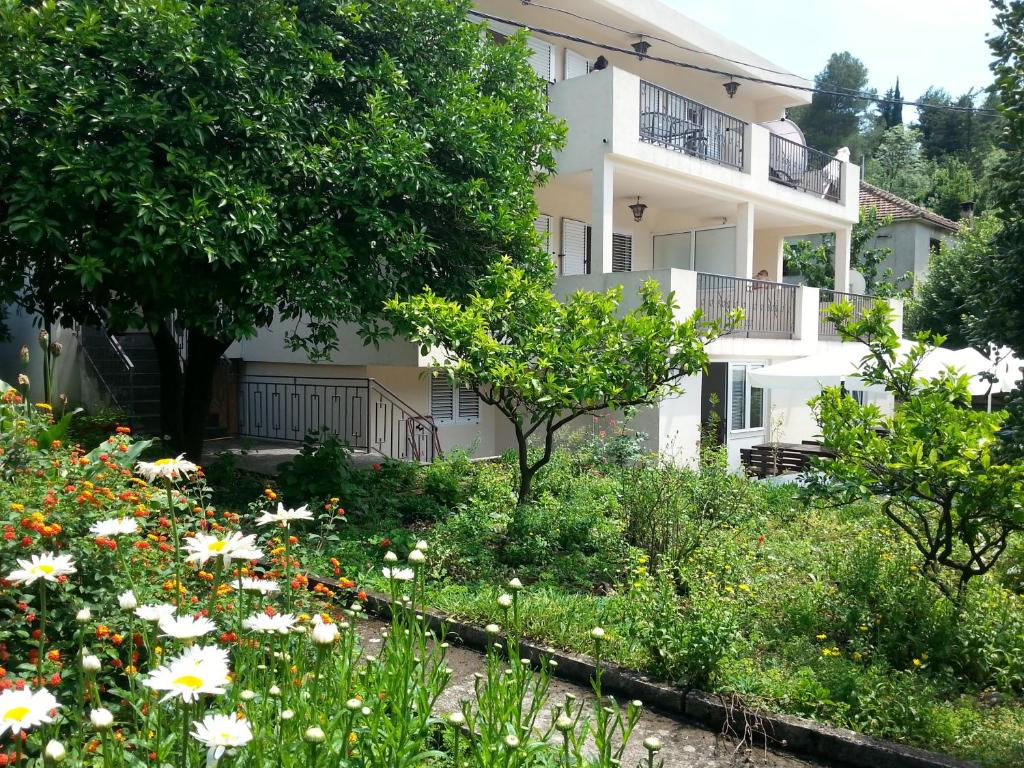 Um jardim no exterior de Apartments Pejanović