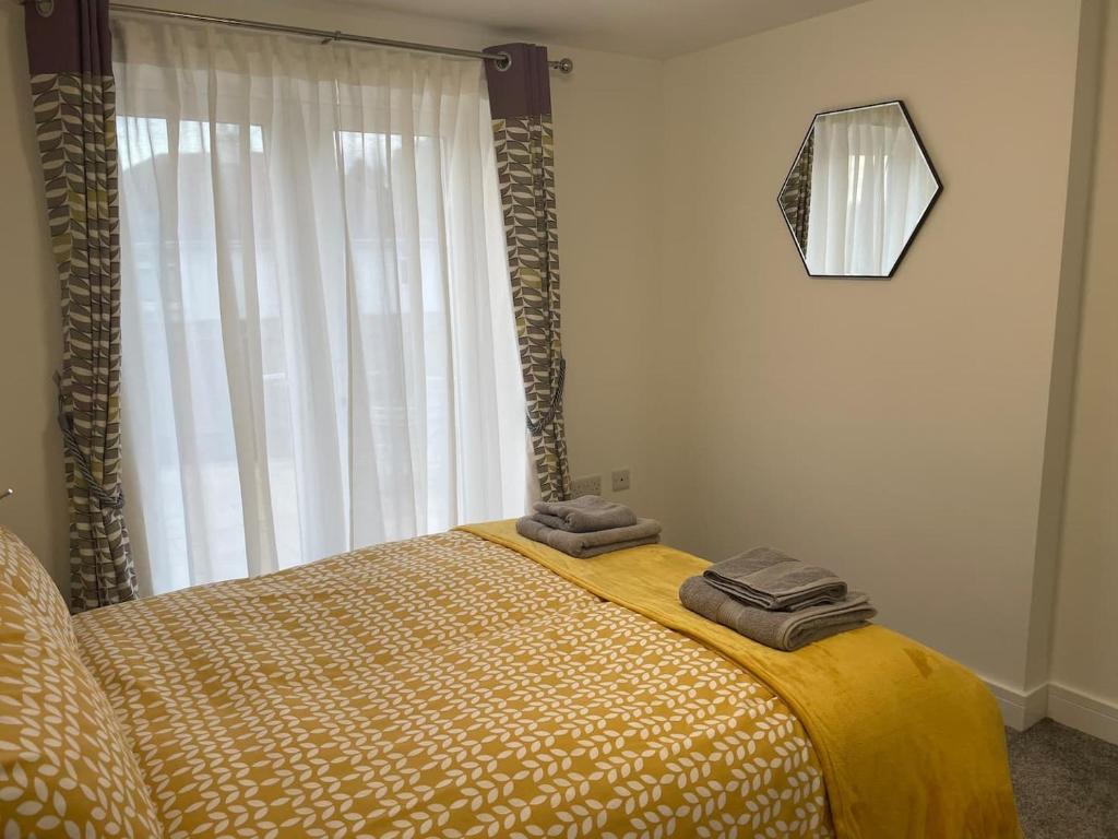 Postel nebo postele na pokoji v ubytování The Garden Apartment