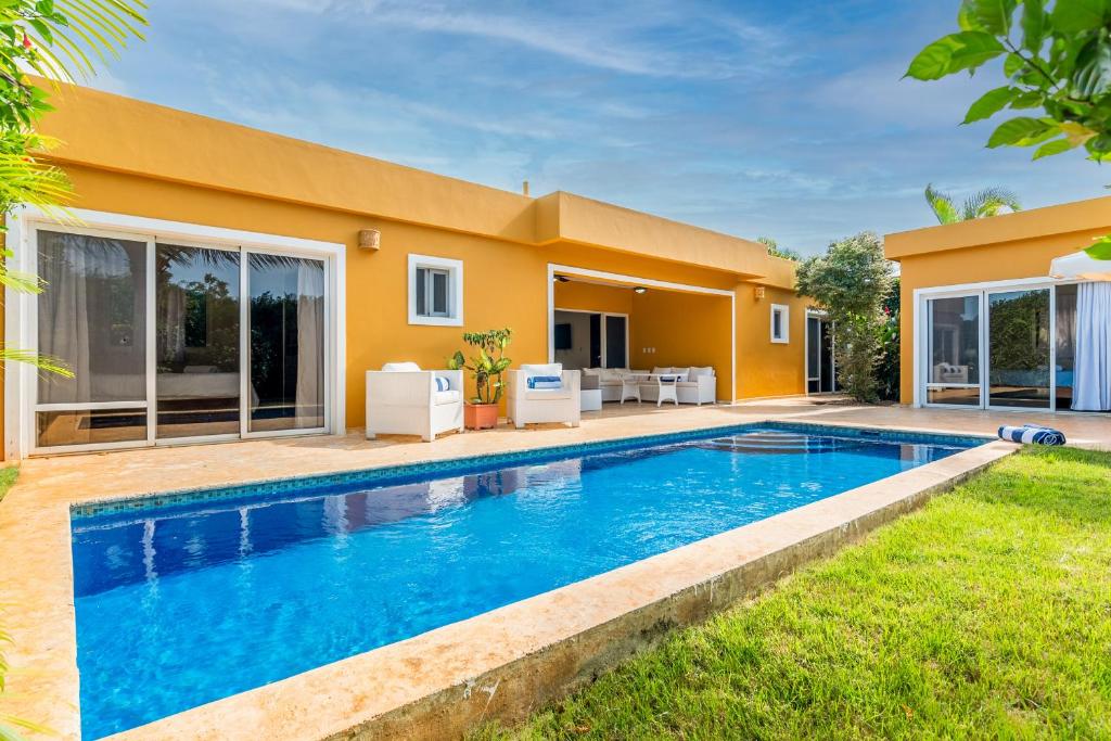 Bazén v ubytování House 24 in Casa Linda nebo v jeho okolí