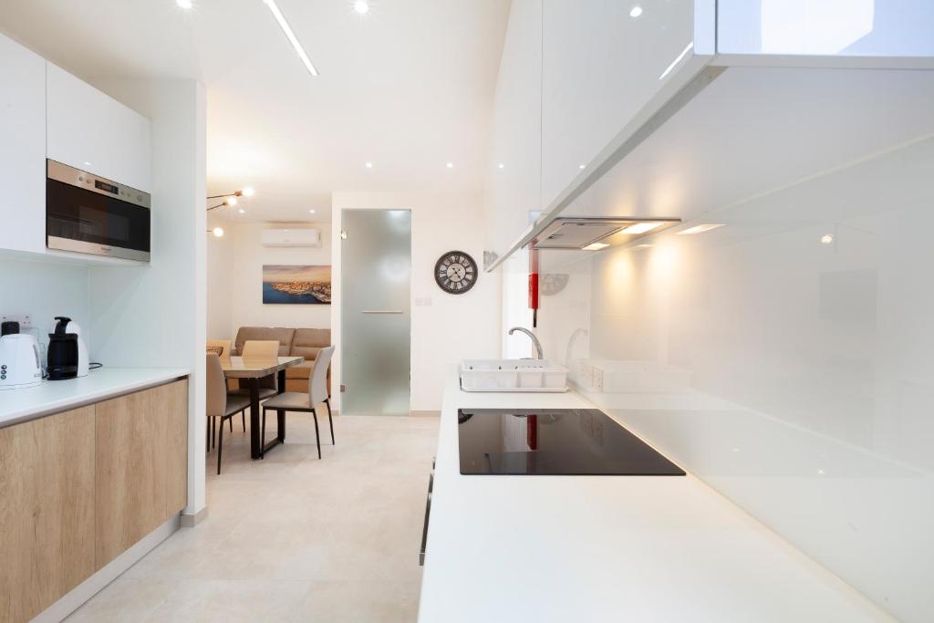 Kuchyň nebo kuchyňský kout v ubytování FL56 - New 3storey House - private entrance & roof