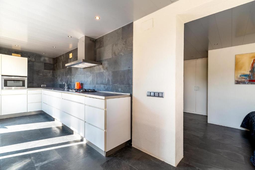 Kuchyň nebo kuchyňský kout v ubytování Villa Palmeras Sitges Hills