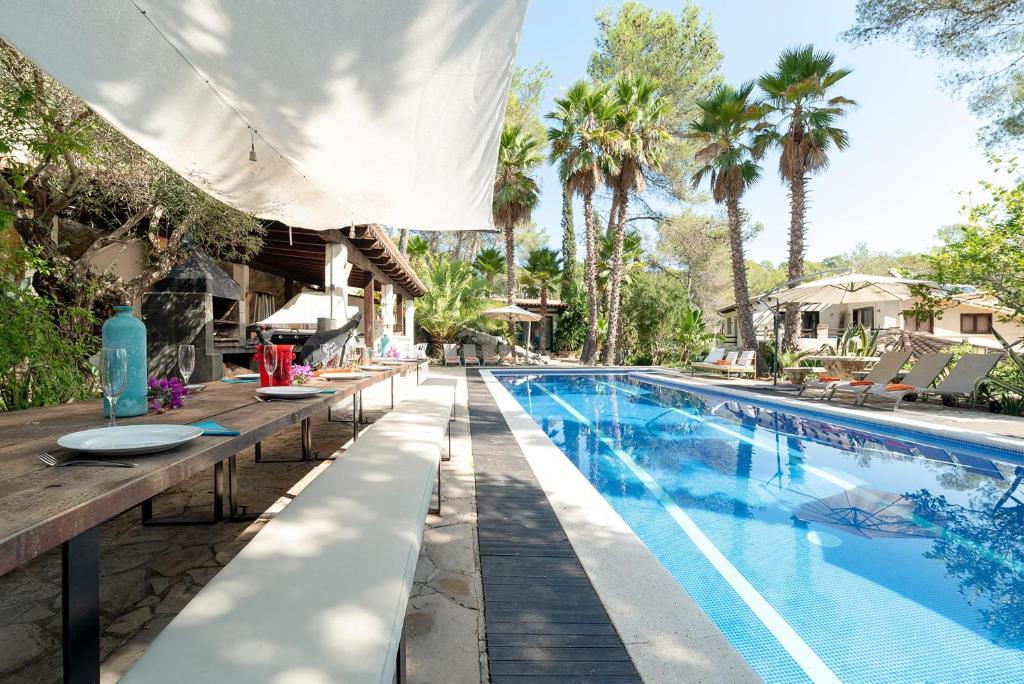 Bazén v ubytování Villa Palmeras Sitges Hills nebo v jeho okolí