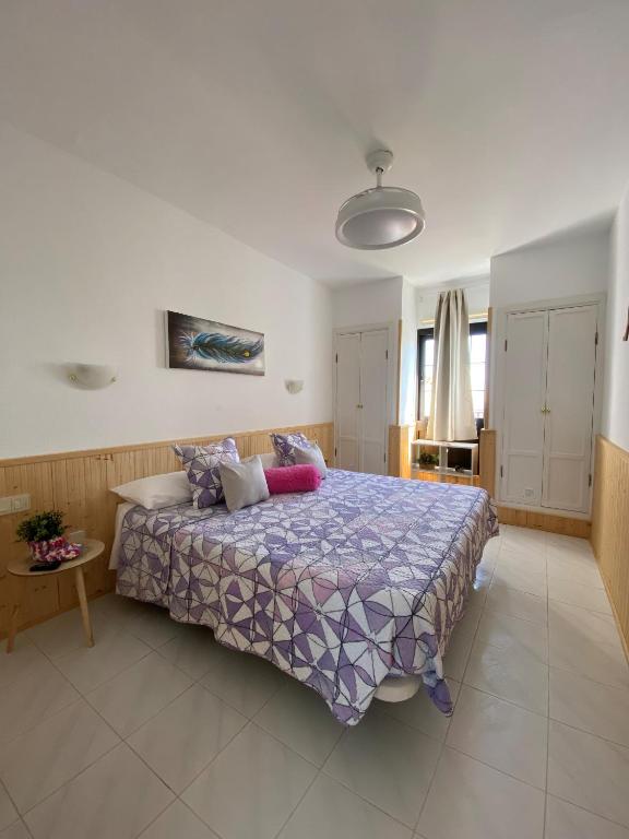 A bed or beds in a room at Apartment El Barco - Las Casas de Aron