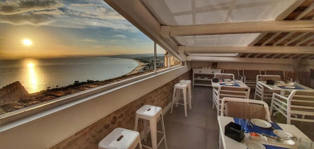 un restaurante con balcón con vistas al océano en Residenza Amblingh, en Vasto