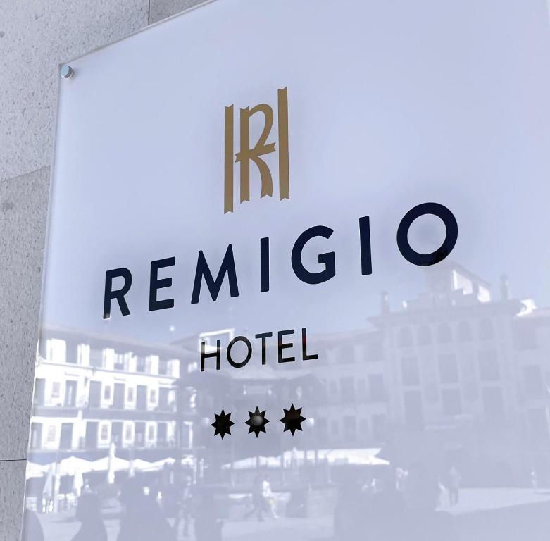 a sign for the ryaninia hotel on a building at Hotel Remigio in Tudela