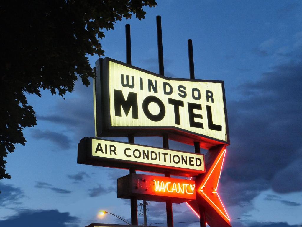 a sign for auppet motel on top at Windsor Motel in Lake George