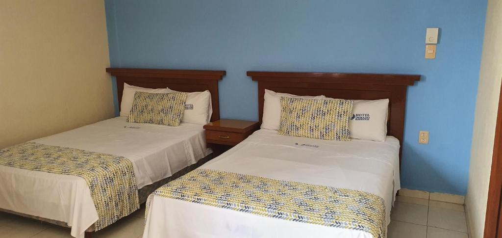 Postel nebo postele na pokoji v ubytování Hotel Dorado a una calle de Playa Regatas y el Malecon