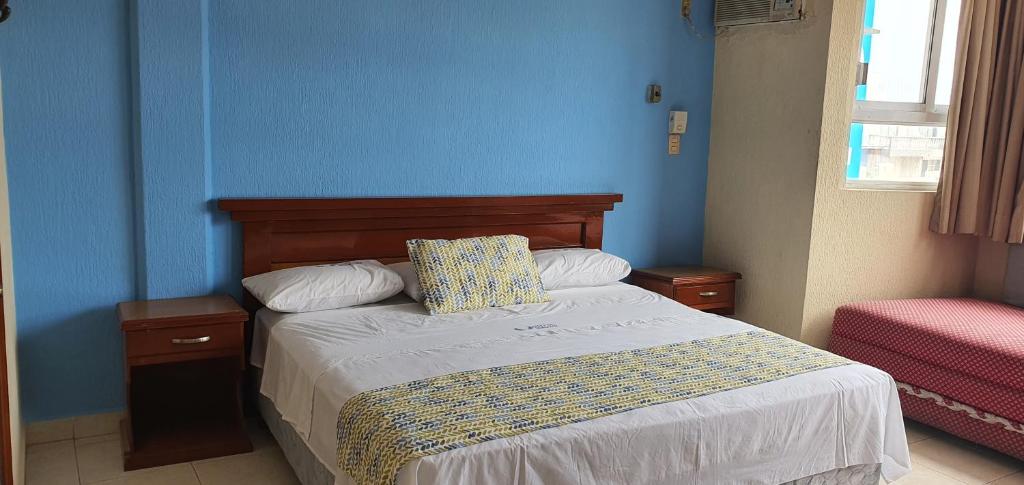 Postel nebo postele na pokoji v ubytování Hotel Dorado a una calle de Playa Regatas y el Malecon