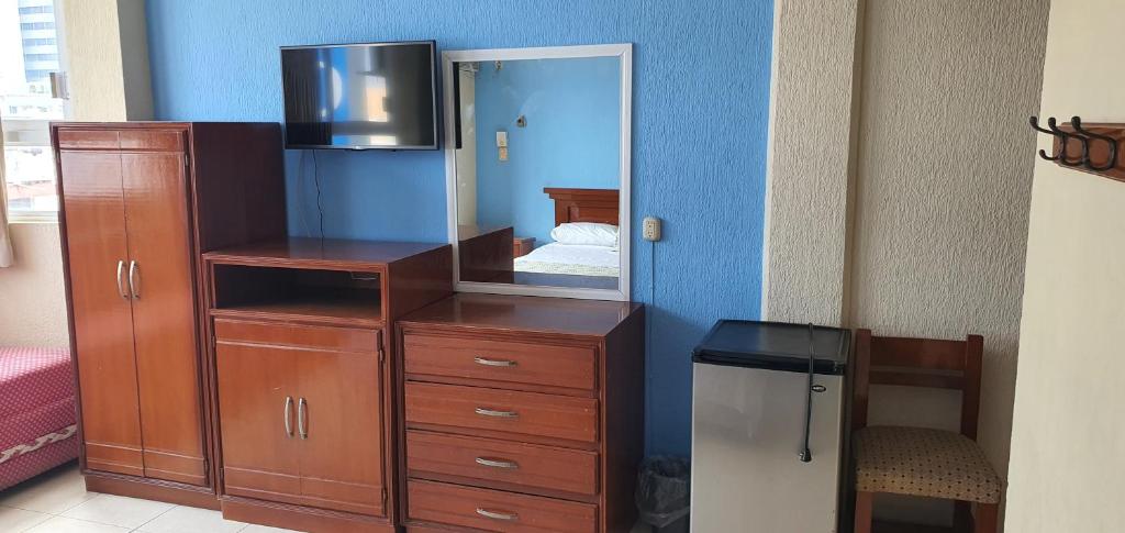 Postel nebo postele na pokoji v ubytování Hotel Dorado a una calle de Playa Regatas y el Malecon