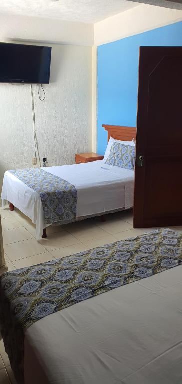 Postel nebo postele na pokoji v ubytování Hotel Dorado a una calle de Playa Regatas y el Malecon