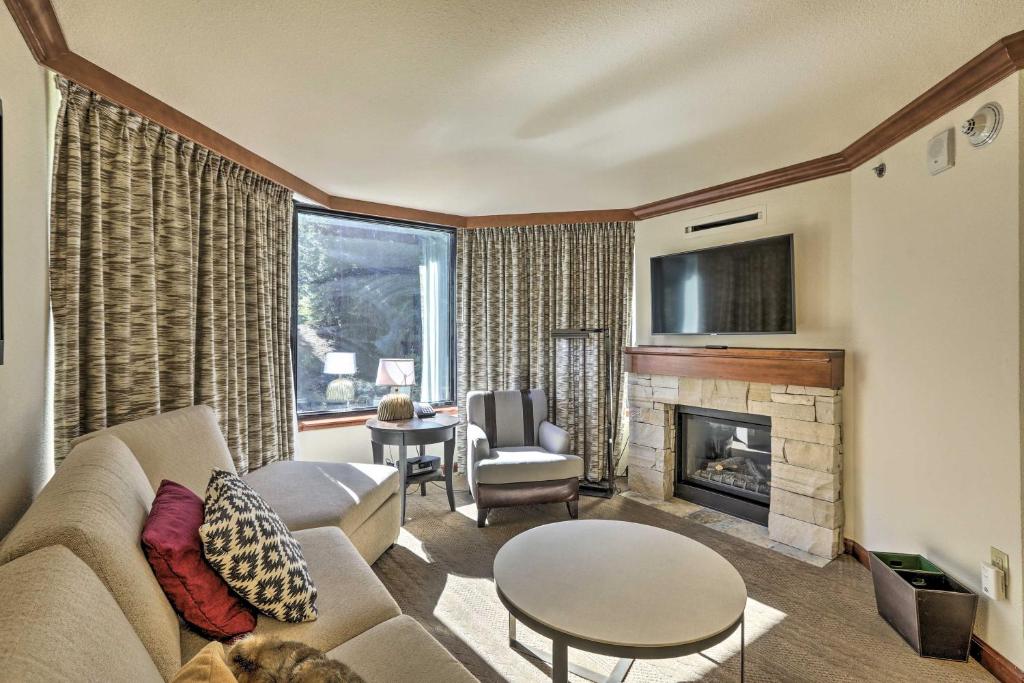 uma sala de estar com um sofá e uma lareira em Ski-InandOut Squaw Valley Condo Year-Round Retreat! em Olympic Valley