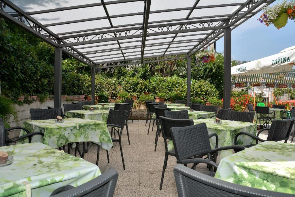 Nespecifikovaný výhled na hory nebo výhled na hory při pohledu z hotelu